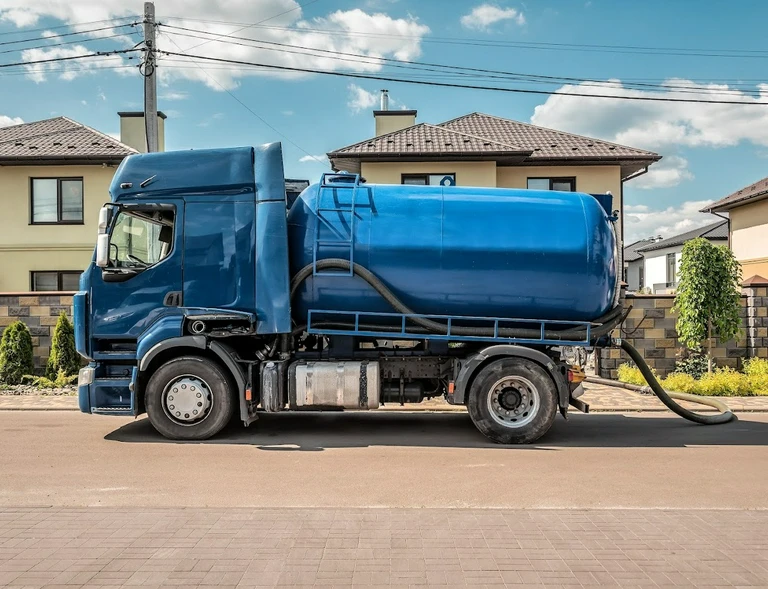 niebieskie auto do wywozu szamba